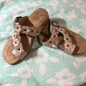 Flower leather detail sandals!🩴